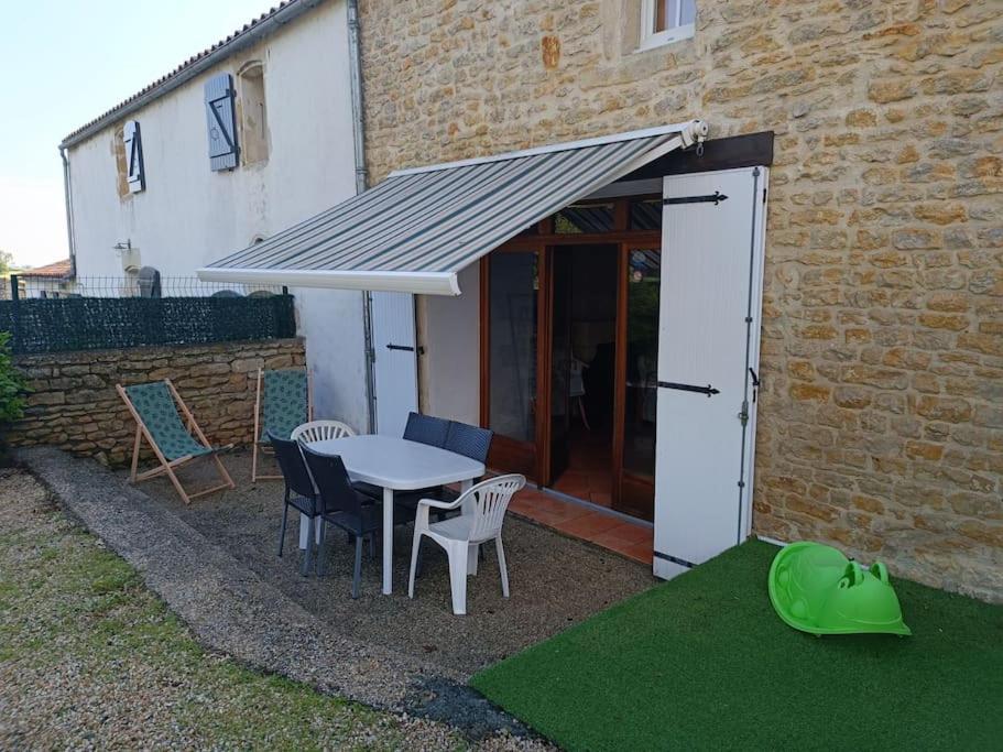 Charmante Maison En Pierres Sainte-Radégonde-des-Noyers Exterior photo