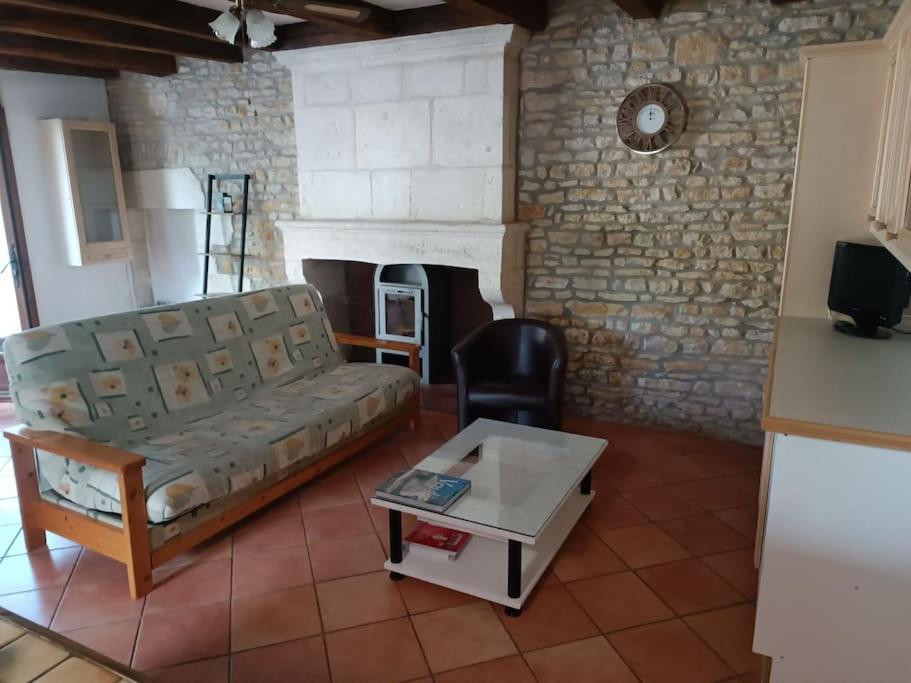 Charmante Maison En Pierres Sainte-Radégonde-des-Noyers Exterior photo