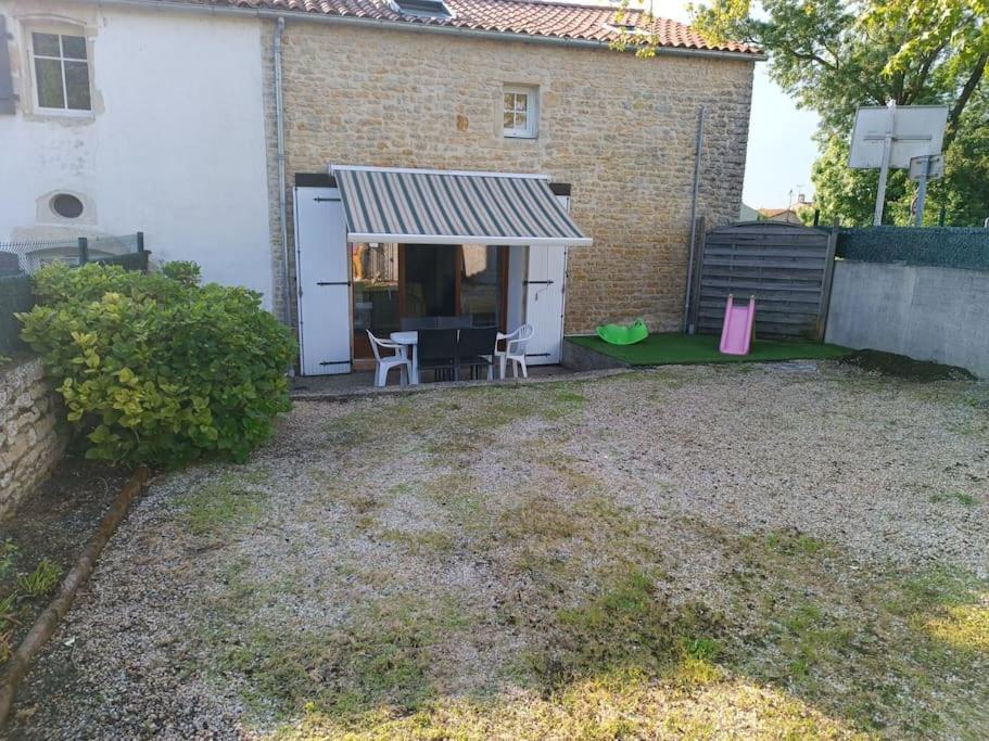 Charmante Maison En Pierres Sainte-Radégonde-des-Noyers Exterior photo